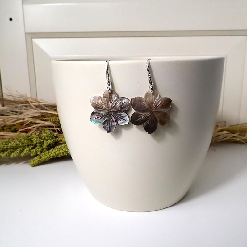 Perlmutt Blumen-Ohrringe