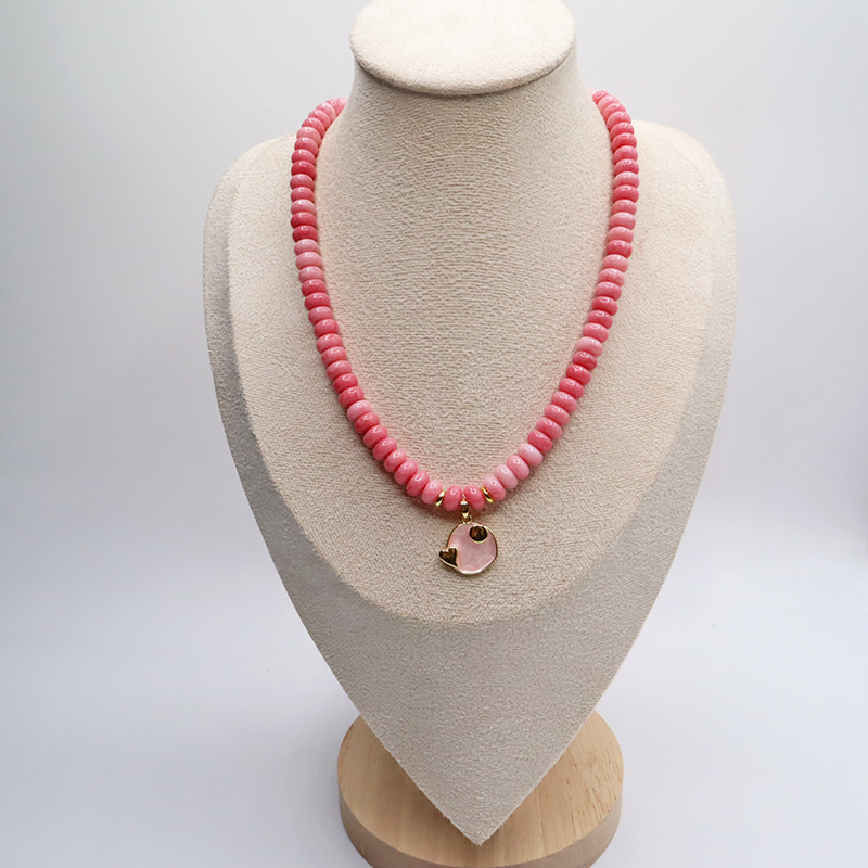 Edelsteinkette mit emailliertem Anhänger