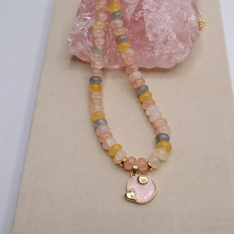 Edelsteinkette mit emailliertem Anhänger