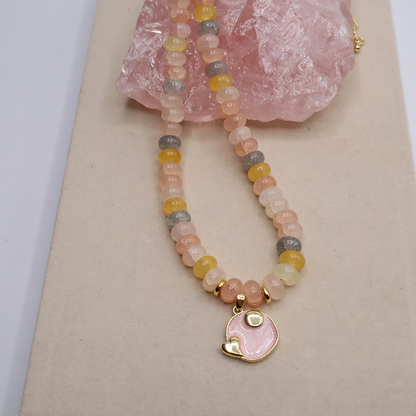Edelsteinkette mit emailliertem Anhänger
