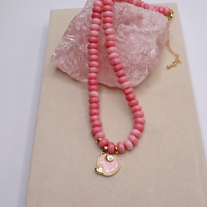Edelsteinkette mit emailliertem Anhänger