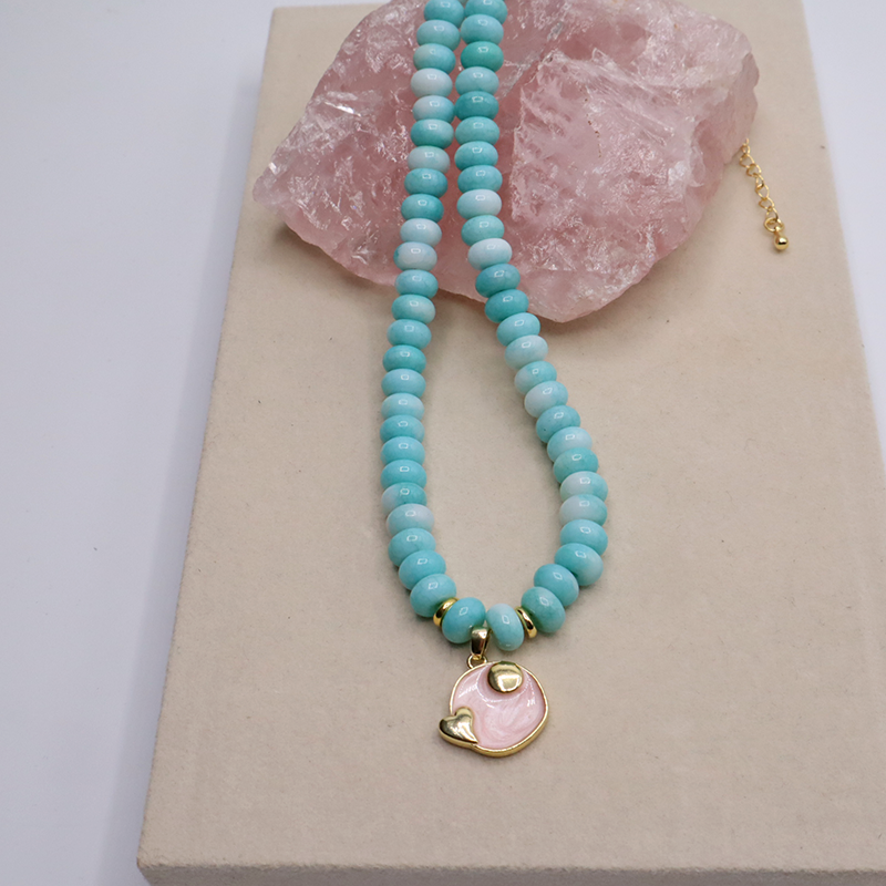 Edelsteinkette mit emailliertem Anhänger