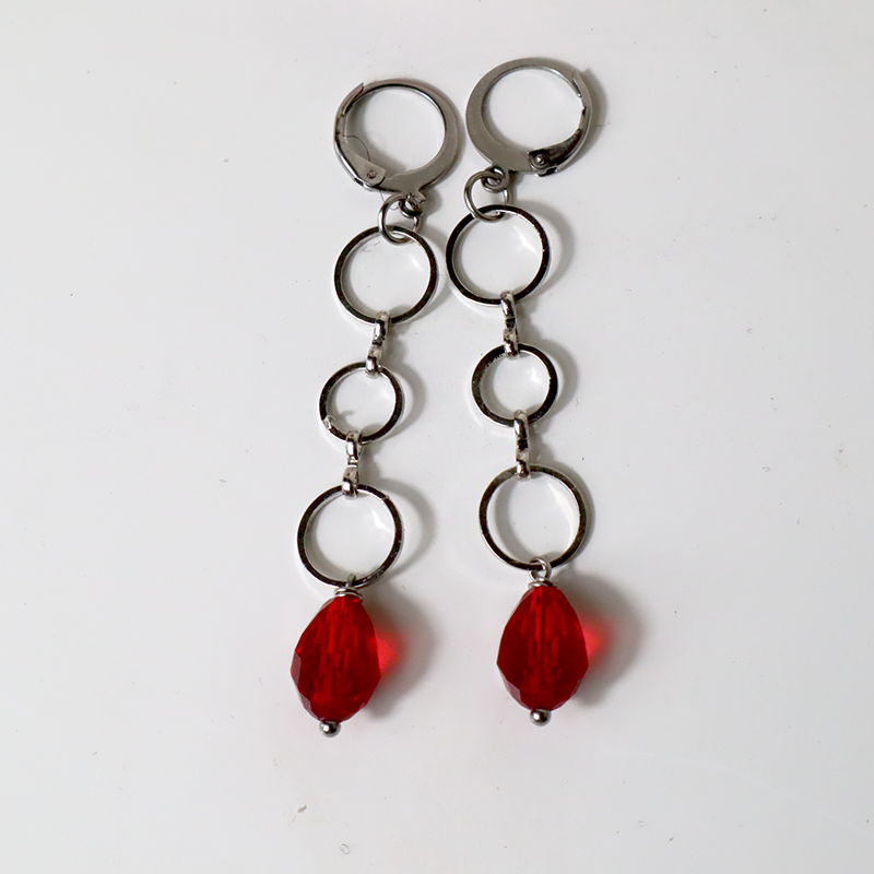 Rote Ohrringe