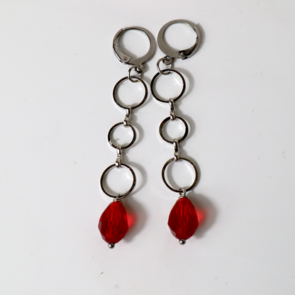 Rote Ohrringe