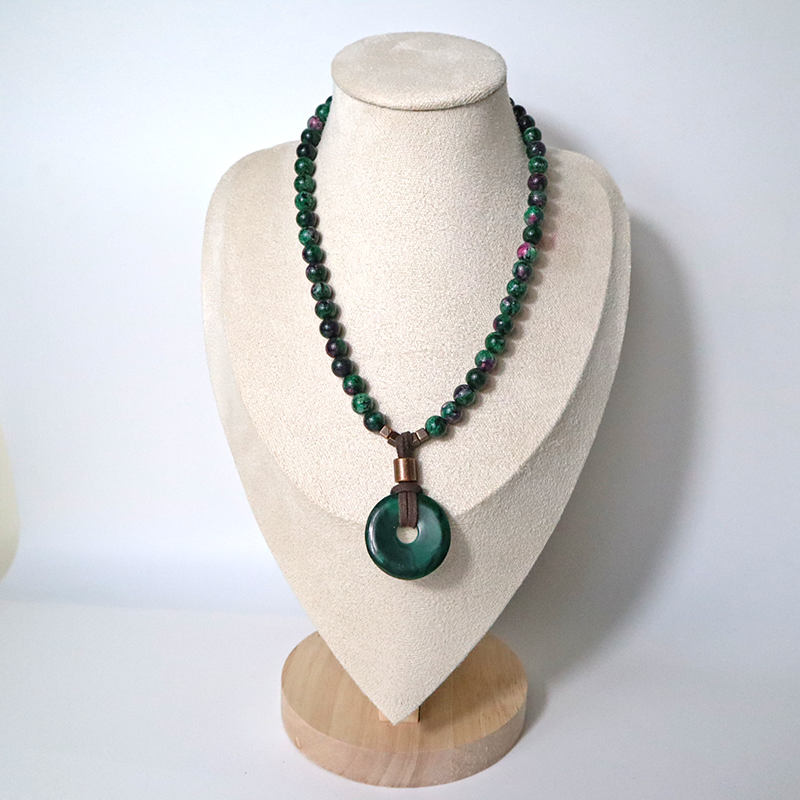 Rubin-Zoisit Halskette