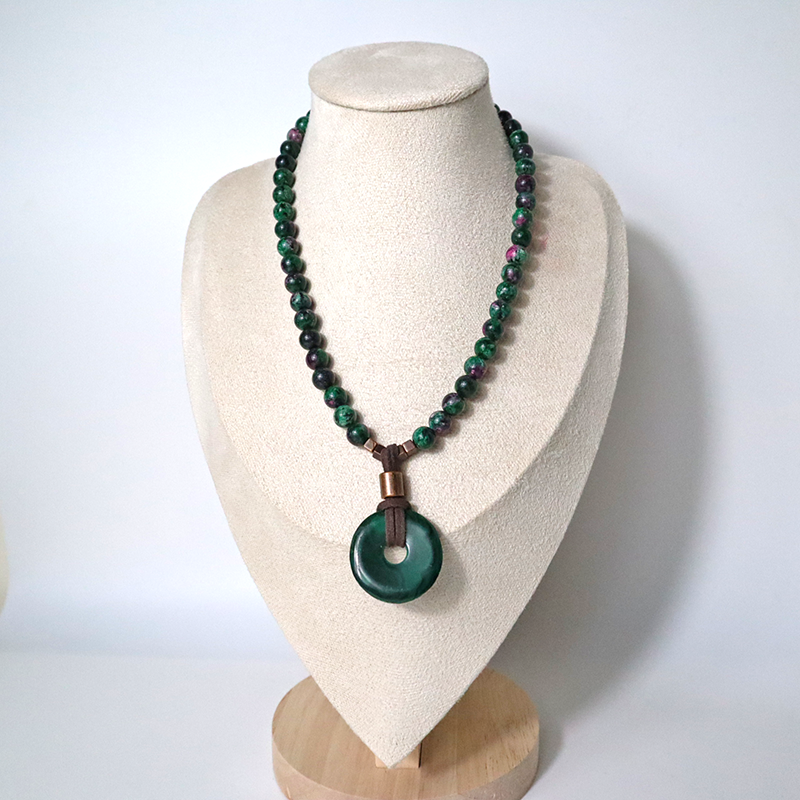 Rubin-Zoisit Halskette