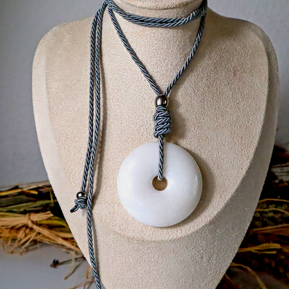 Kordelkette mit Porzellan-Anhänger