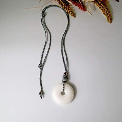 Kordelkette mit Porzellan-Anhänger