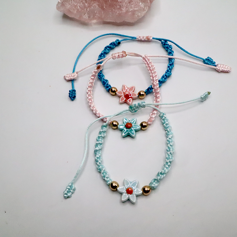 Kordelarmband mit Blümchen