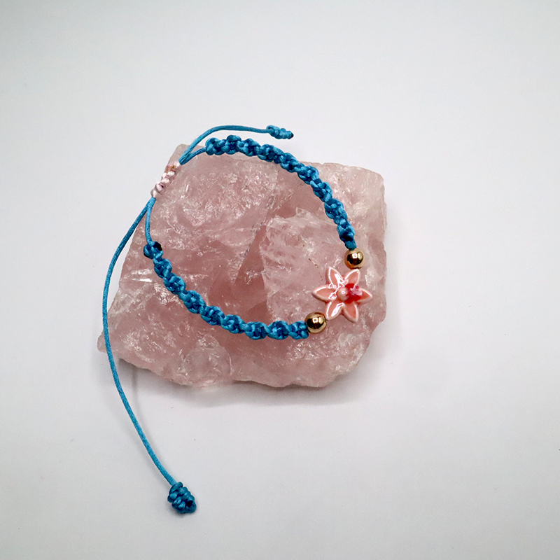 Kordelarmband mit Blümchen