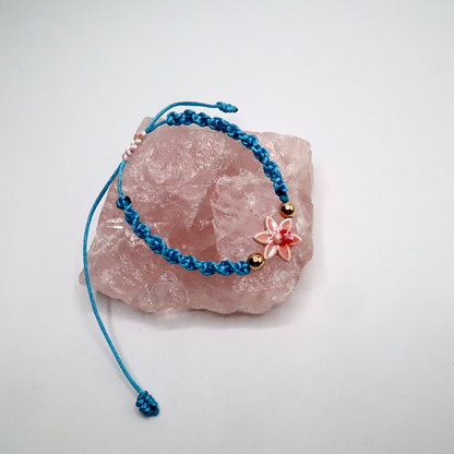 Kordelarmband mit Blümchen