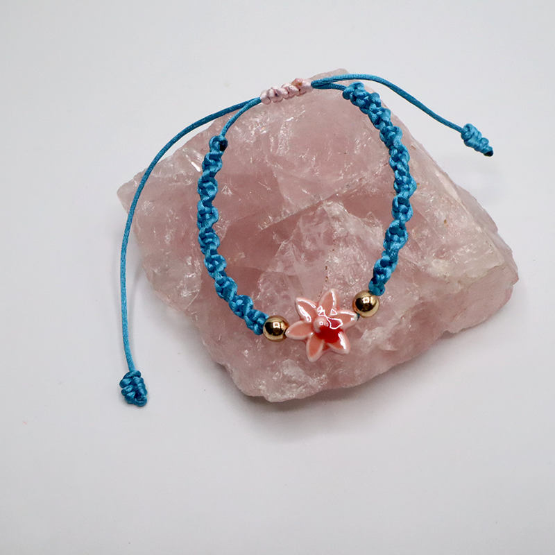 Kordelarmband mit Blümchen