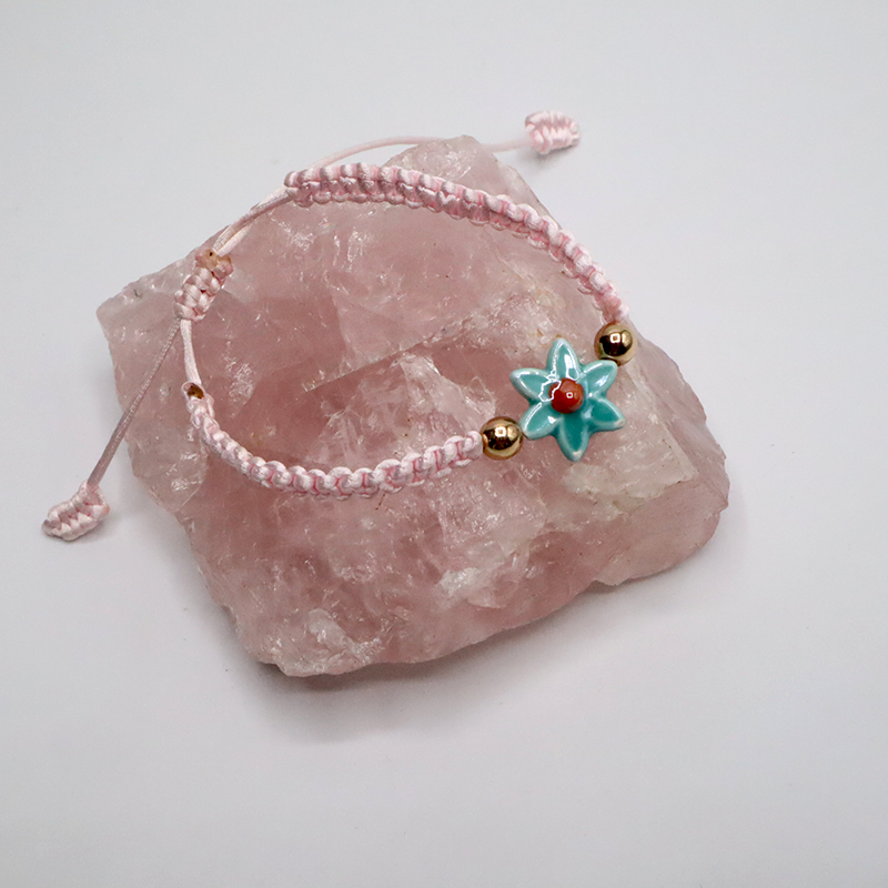 Kordelarmband mit Blümchen