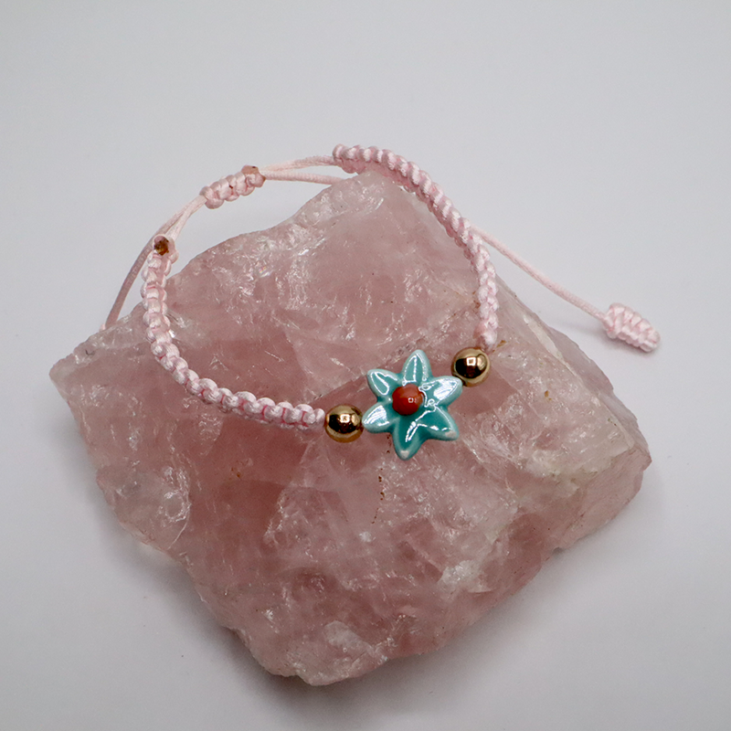 Kordelarmband mit Blümchen