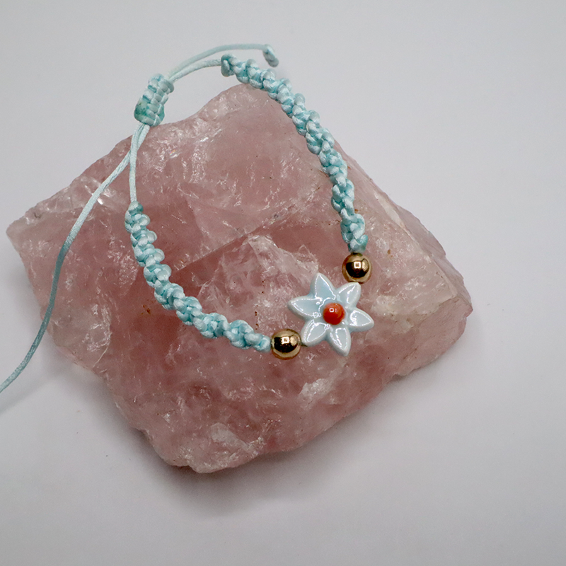 Kordelarmband mit Blümchen