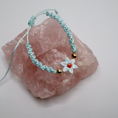 Kordelarmband mit Blümchen
