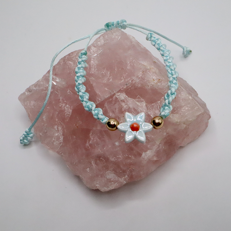 Kordelarmband mit Blümchen