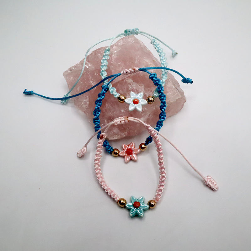 Kordelarmband mit Blümchen