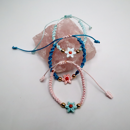 Kordelarmband mit Blümchen
